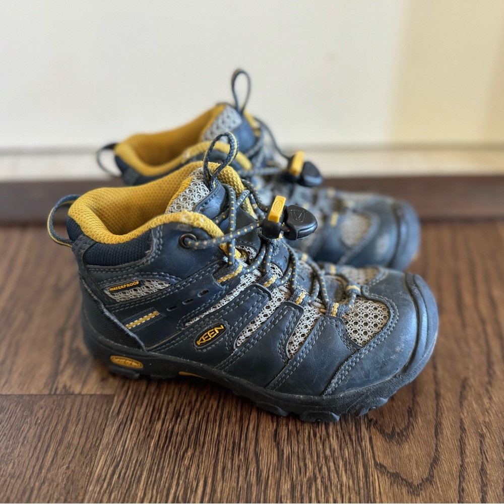 Toddler boy size 10 Keen hiking boots